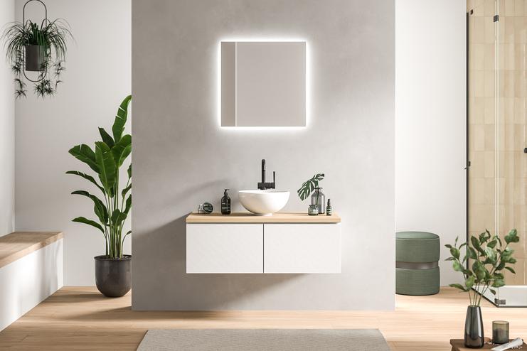 Modernes Bad nach Maß mit heller Ästhetik Minimalistisch designtes Bad nach Maß mit schwebendem Waschtisch in Weiß, beleuchtetem Spiegel und grünen Pflanzendetails.